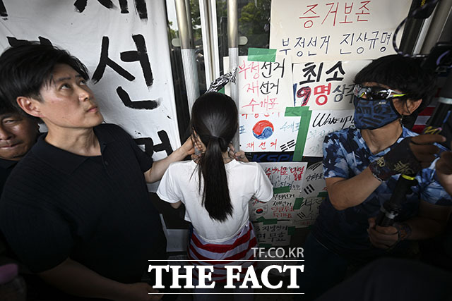 '6·3 지방선거 투표용지 부족 사태'로 봉쇄 시위가 이어지는 16일 오후 서울 송파구 올림픽공원 핸드볼경기장에서 한 시위 참가자가 대한체육회 등 입주 단체 관계자들의 진입을 막아서고 있다. /박헌우 기자