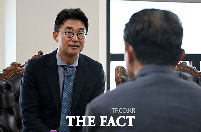 노종면 더불어민주당 의원(왼쪽)이 17일 오후 서울 중구 프레스센터 언론중재위원회에 방문해 심리실을 둘러보고 있다. /서예원 기자