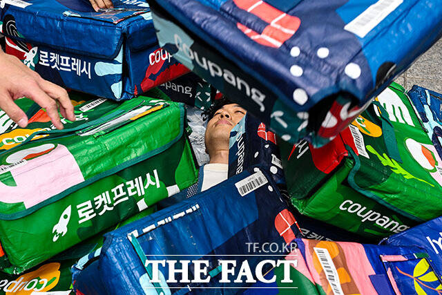 강민욱 전국택배노동조합 쿠팡 본부장이 프래시백에 깔리는 퍼포먼스를 하고 있다.