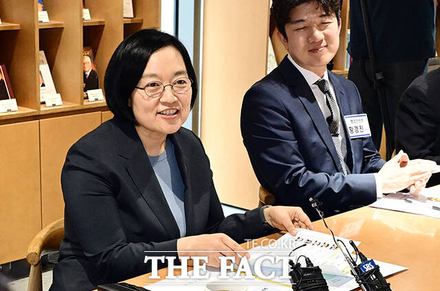 한성숙 국무총리 후보자(왼쪽)가 17일 오후 서울 종로구의 한 카페에서 열린 AI 행정을 위한 실무 공직자들과의 간담회에 참석해 모두발언을 하고 있다. /임영무 기자