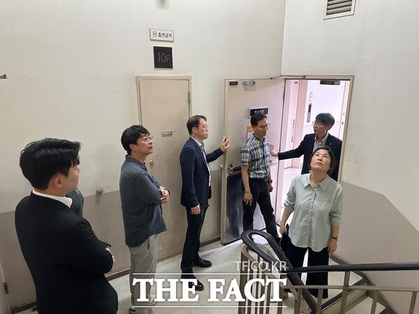 대전시 서구가 여름철 자연 재난 및 시설물 안전사고 예방을 위해 11일부터 16일까지 재해 취약지역 및 주요 시설물에 대한 현장 안전 점검을 실시했다. 사진은 16일 세이브존백화점을 방문해 구조부 균열 및 손상 여부 등을 점검하는 모습. /대전시 서구