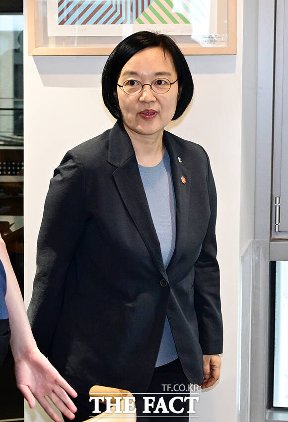 한성숙 국무총리 후보자(왼쪽)가 17일 오후 서울 종로구의 한 카페에서 열린 AI 행정을 위한 실무 공직자들과의 간담회에 참석해 모두발언을 하고 있다. /임영무 기자