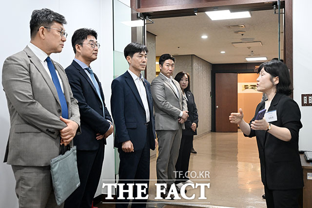 국회의원 연구단체인 '민생과 혁신을 위한 개혁행동포럼'이 언론중재위원회 심리실에 방문하고 있다.