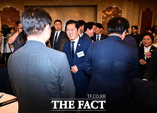 김미경 참좋은지방정부협의회 회장과 정청래 더불어민주당 대표, 황명선 최고위원, 김용 전 민주연구원장(왼쪽 네번째부터) 등 참석자들이 17일 오후 서울 여의도 켄싱턴호텔에서 열린 2026 참좋은지방정부협의회 상반기 정기총회에서 기념사진 촬영을 하고 있다. /배정한 기자