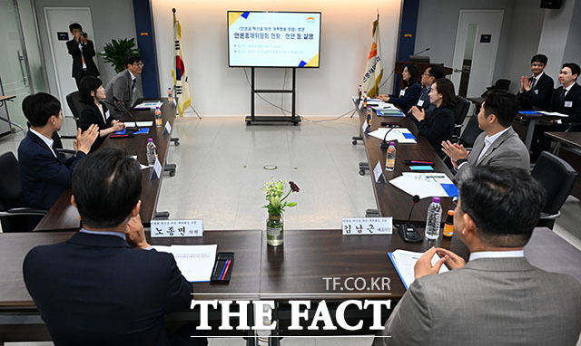 국회의원 연구단체인 '민생과 혁신을 위한 개혁행동포럼'이 언론중재위원회 심리실에 방문하고 있다.