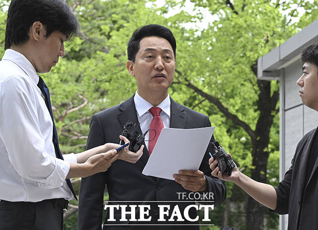 오세훈 서울시장이 17일 오전 서울 서초구 서울중앙지방법원에서 열린 여론조사 대납 의혹 관련 결심공판에 출석하며 입장을 밝히고 있다. /박헌우 기자