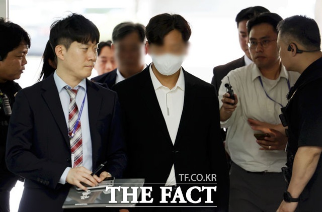 정당법 위반 혐의를 받는 고동안 전 신천지 총회 총무가 17일 서울 서초구 서울중앙지방법원에서 열린 구속전 피의자 심문(영장실질심사)에 출석하고 있다./뉴시스