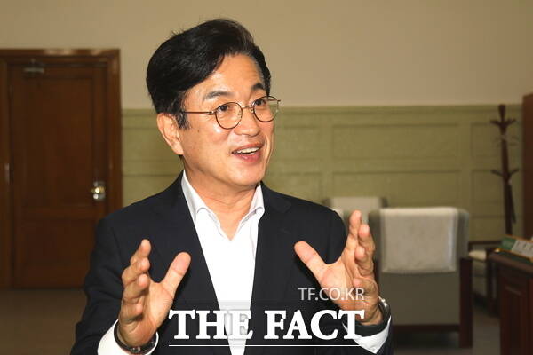 허태정 대전시장 당선인이 지난 16일 <더팩트>와 인터뷰를 진행하고 있다. /정예준 기자