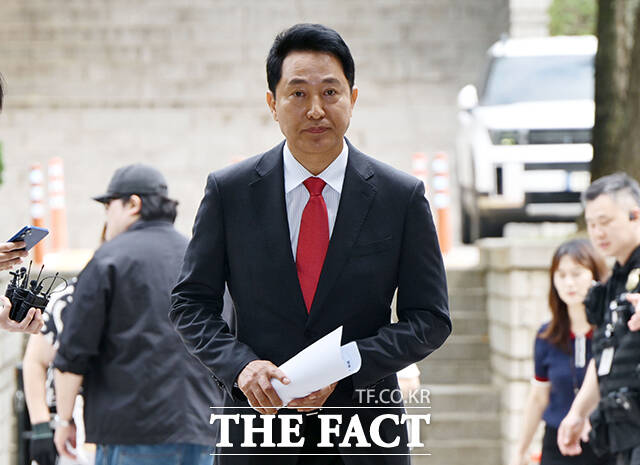 오세훈 서울시장이 17일 오전 서울 서초구 서울중앙지방법원에서 열린 여론조사 대납 의혹 관련 결심공판에 출석하며 입장을 밝히고 있다. /박헌우 기자