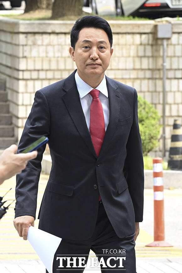 오세훈 서울시장이 17일 오전 서울 서초구 서울중앙지방법원에서 열린 여론조사 대납 의혹 관련 결심공판에 출석하고 있다. /박헌우 기자