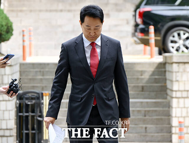 오세훈 서울시장이 17일 오전 서울 서초구 서울중앙지방법원에서 열린 여론조사 대납 의혹 관련 결심공판에 출석하며 입장을 밝히고 있다. /박헌우 기자