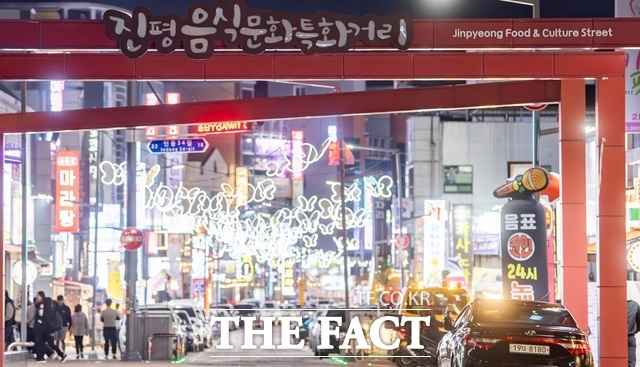 구미역 뒤편 원도심 상권인 금리단길과 강동지역 외식 중심지인 진평음식문화특화거리가 중소벤처기업부의 2026년 유망골목상권 지원사업에 나란히 선정되면서 국비를 포함한 최대 9억2000만 원의 사업비를 확보했다. 사진은 진평음식문화특화거리. /구미시