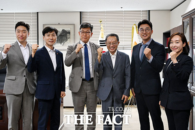 김용만 더불어민주당 의원과 한창민 사회민주당 대표, 김남근 더불어민주당 의원, 최완주 언론중재위원장, 노종면·전은수 더불어민주당 의원(왼쪽부터)이 17일 오후 서울 중구 프레스센터 언론중재위원회에 방문해 기념 촬영을 하고 있다. /서예원 기자