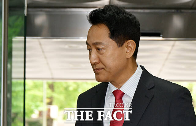 오세훈 서울시장이 17일 오전 서울 서초구 서울중앙지방법원에서 열린 여론조사 대납 의혹 관련 결심공판에 출석하며 입장을 밝히고 있다. /박헌우 기자