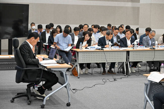 황병직 영주시장 당선인이 16일 간부공무원들로부터 주요 현안 업무보고를 받고 있다. /인수위원회