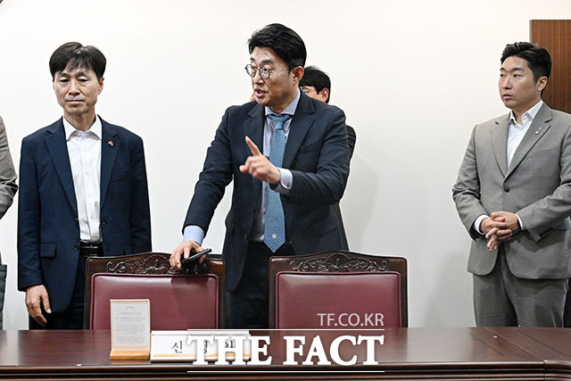 노종면 더불어민주당 의원(왼쪽)이 17일 오후 서울 중구 프레스센터 언론중재위원회에 방문해 심리실을 둘러보고 있다. /서예원 기자