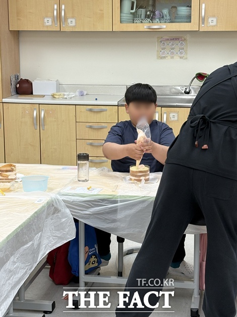 자폐성 장애가 있는 초등학교 4학년 박지호(가명·10) 군이 경기 안산시 A 일반학교 특수학급에서 수업을 받고 있다. /학부모 한지연(가명·43) 씨 제공