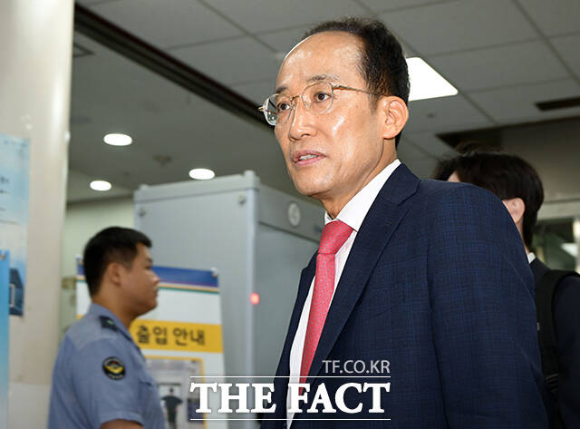 내란 중요임무 종사 혐의로 기소된 추경호 대구시장 당선인이 17일 오전 서울 서초구 서울중앙지방법원에서 열린 1심 속행 공판에 출석하고 있다. /박헌우 기자