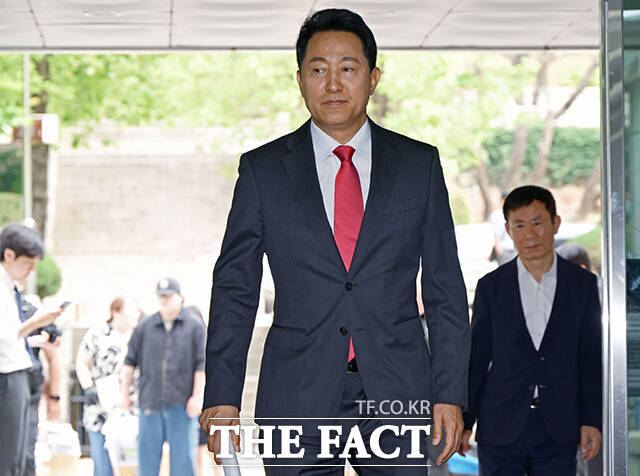 오세훈 서울시장이 17일 오전 서울 서초구 서울중앙지방법원에서 열린 여론조사 대납 의혹 관련 결심공판에 출석하고 있다. /박헌우 기자
