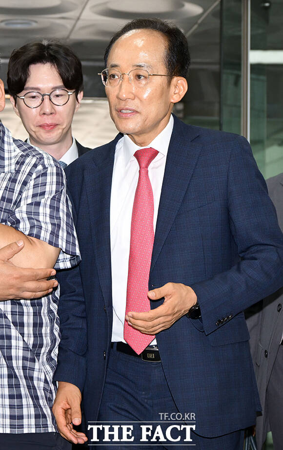내란 중요임무 종사 혐의로 기소된 추경호 대구시장 당선인이 17일 오전 서울 서초구 서울중앙지방법원에서 열린 1심 속행 공판에 출석하고 있다. /박헌우 기자