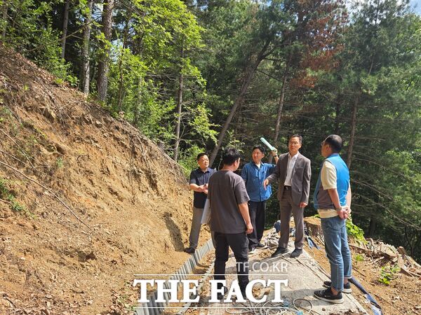 대전시 서구는 여름철 자연 재난 및 시설물 안전사고 예방을 위해 11일부터 16일까지 재해 취약지역 및 주요 시설물에 대한 현장 안전 점검을 실시했다. 사진은 11일 장안동 한마음의 집을 방문해 붕괴위험지역 현장을 점검하는 모습 /대전시 서구