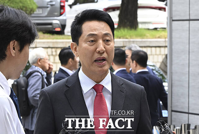 오세훈 서울시장이 17일 오전 서울 서초구 서울중앙지방법원에서 열린 여론조사 대납 의혹 관련 결심공판에 출석하며 입장을 밝히고 있다. /박헌우 기자