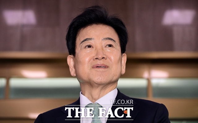 정동영 통일부 장관은 17일 서울 종로구 남북회담본부에서 열린 한반도 평화전략 자문단 4차 회의 모두발언을 통해 주변국은 변수일 뿐인데 지금은 변수가 상수를 압도하고 있다. 이것은 비극이라고 밝혔다. 정 장관의 발언은 최근 한-유럽연합(EU) 공동성명에 북한이 반발한 것과 무관하지 않아 보인다. /임영무 기자