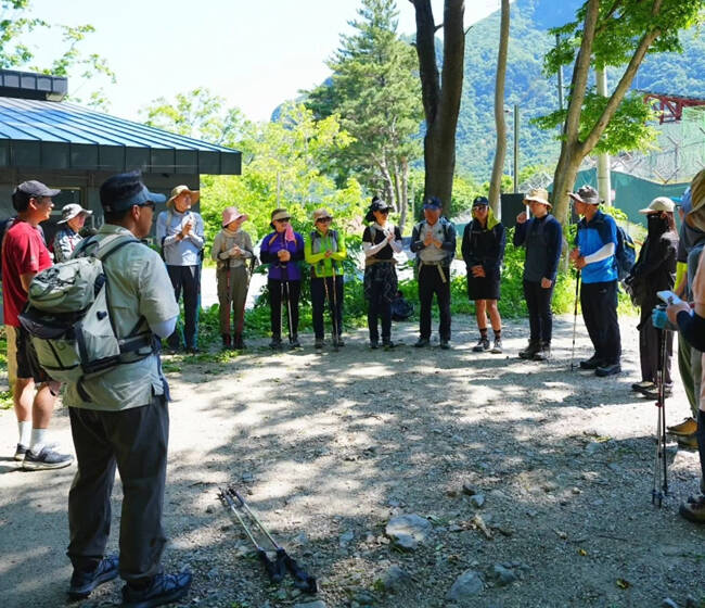 산행 중 나리분지 일원에서 마을의 유래를 설명 듣고 있다. /울릉산악회