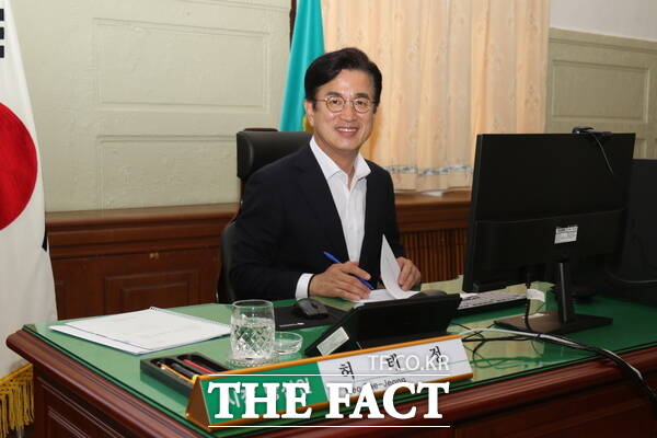 허태정 대전시장 당선인이 옛 충남도청사에 마련된 인수위원회 사무실에서 집무를 하고 있다. /정예준 기자