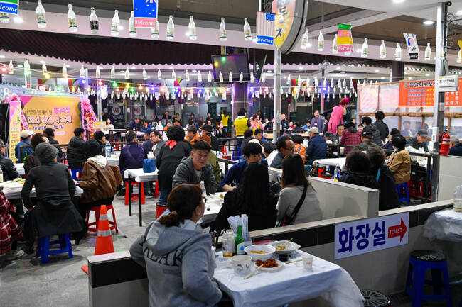 시민들이 영주종합시장에서 개최된 막걸리 축제를 즐기고 있다. /영주시