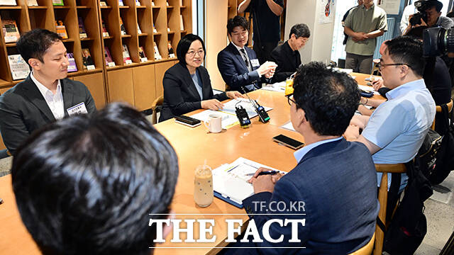 한성숙 국무총리 후보자(왼쪽)가 17일 오후 서울 종로구의 한 카페에서 열린 AI 행정을 위한 실무 공직자들과의 간담회에 참석해 모두발언을 하고 있다. /임영무 기자