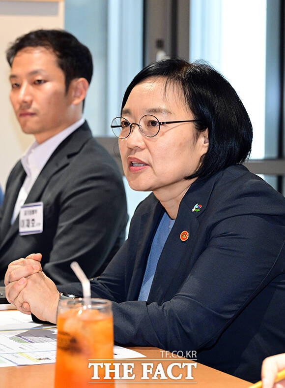 한성숙 국무총리 후보자(왼쪽)가 17일 오후 서울 종로구의 한 카페에서 열린 AI 행정을 위한 실무 공직자들과의 간담회에 참석해 모두발언을 하고 있다. /임영무 기자