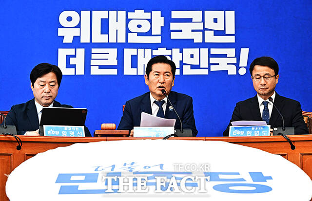 정청래 더불어민주당 대표(가운데)가 17일 오전 서울 여의도 국회에서 열린 최고위원회의에 참석해 모두발언을 하고 있다. /배정한 기자