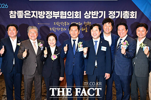 김미경 참좋은지방정부협의회 회장과 정청래 더불어민주당 대표, 황명선 최고위원, 김용 전 민주연구원장(왼쪽 네번째부터) 등 참석자들이 17일 오후 서울 여의도 켄싱턴호텔에서 열린 2026 참좋은지방정부협의회 상반기 정기총회에서 기념사진 촬영을 하고 있다. /배정한 기자