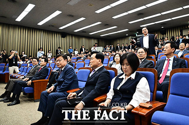 송석준 국민의힘 의원이 17일 오후 서울 여의도 국회에서 열린 의원총회에 참석해 공개발언을 요청하고 있다.