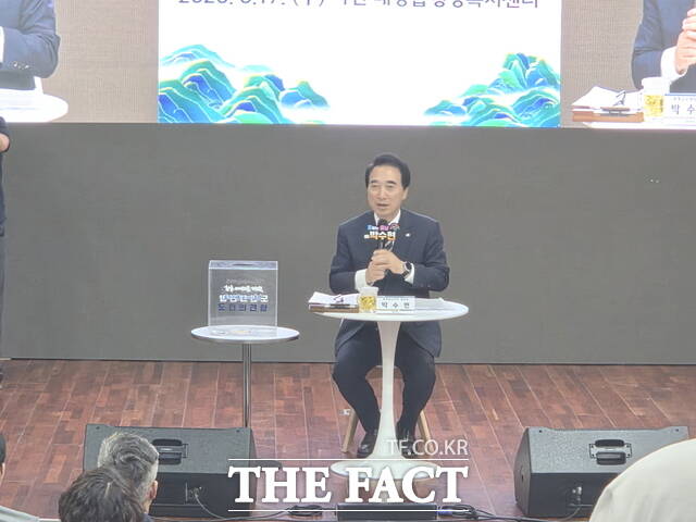 박수현 충남도지사 당선인이 17일 아산시민들과 함께 타운홀 미팅을 진행하며 현안 의견을 청취하고 있다. /정효기 기자