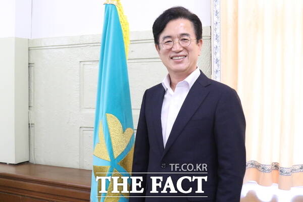 허태정 대전시장 당선인이 지난 16일 <더팩트>와 인터뷰를 진행한 후 기념촬영을 하고 있다. /정예준 기자