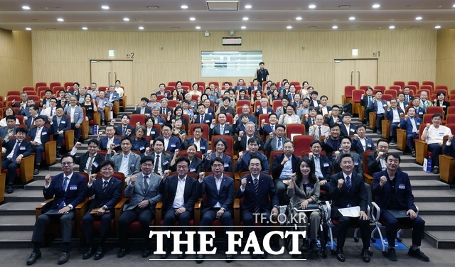 박수현 충남도지사 당선인과 '통하는 충남 준비위원회' 자문위원들이 17일 충남도서관 대강당에서 열린 자문위원 위촉식에서 기념촬영을 하고 있다. /박수현 당선인 인수위원회
