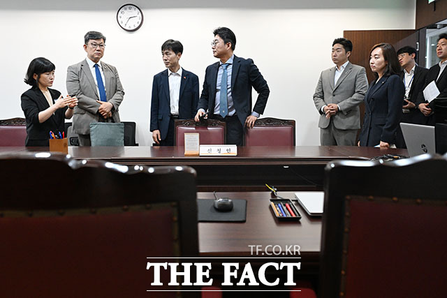 국회의원 연구단체인 '민생과 혁신을 위한 개혁행동포럼'이 언론중재위원회 심리실에 방문하고 있다.
