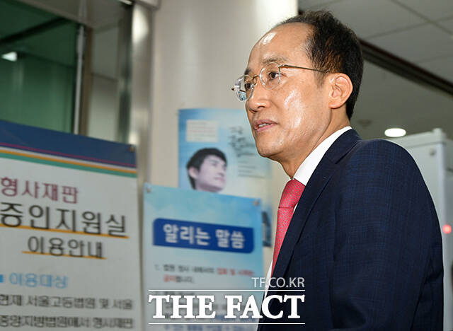 내란 중요임무 종사 혐의로 기소된 추경호 대구시장 당선인이 17일 오전 서울 서초구 서울중앙지방법원에서 열린 1심 속행 공판에 출석하고 있다. /박헌우 기자