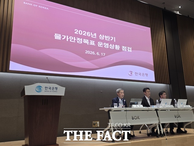 신현송 한국은행 총재가 17일 서울 중구 한국은행에서 열린 '2026년 상반기 물가안정목표 운영상황 점검' 설명회에서 기자들의 질의에 답변하고 있다. /이선영 기자