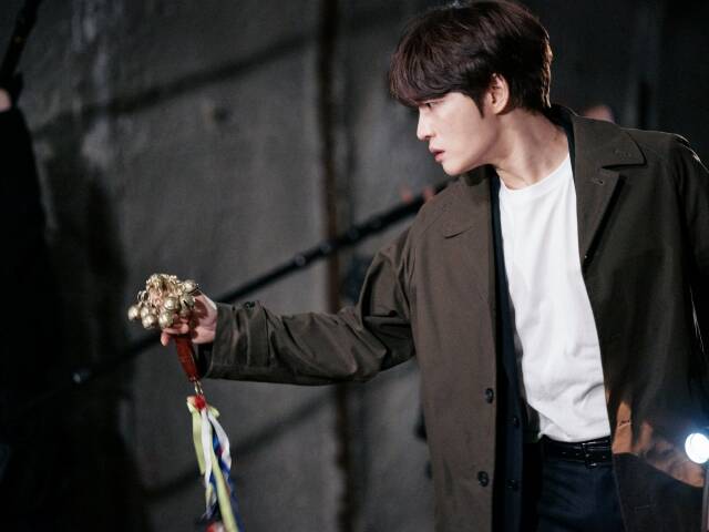 김재중은 특별한 능력을 지닌 미대 출신의 박수무당 명진 역을 맡아 관객들과 만나고 있다. /라이브러리컴퍼니