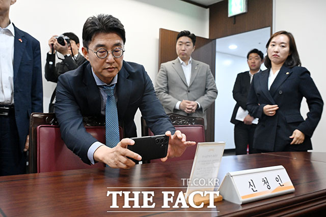 노종면 더불어민주당 의원(왼쪽)이 17일 오후 서울 중구 프레스센터 언론중재위원회에 방문해 심리실을 둘러보고 있다. /서예원 기자