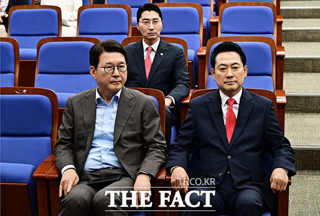 '전국 재선거'라는 정무적 승부수마저 힘을 잃으면서, 장 대표가 당내에서 사실상 고립됐다는 평가가 나온다. 사진은 장 대표가 17일 오후 서울 여의도 국회에서 열린 의원총회에 참석하고 있는 모습. /배정한 기자