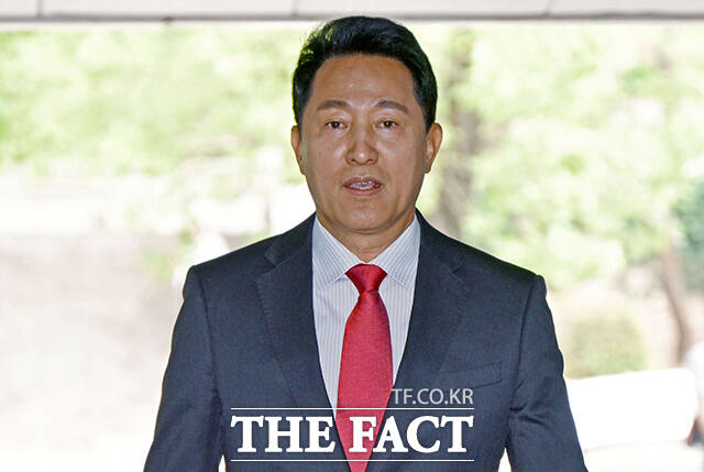 오세훈 서울시장이 17일 오전 서울 서초구 서울중앙지방법원에서 열린 여론조사 대납 의혹 관련 결심공판에 출석하고 있다. /박헌우 기자