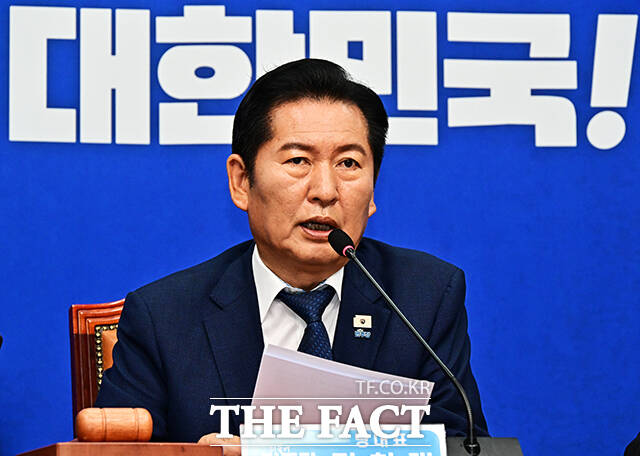 정청래 더불어민주당 대표가 17일 오전 서울 여의도 국회에서 열린 최고위원회의에 참석해 모두발언을 하고 있다. /국회=배정한 기자