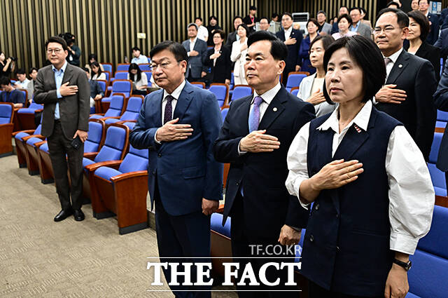국기에 대한 경례하는 신동욱 최고위원과 정점식 원내대표, 김승수 원내운영수석부대표, 김미애 원내정책수석부대표(왼쪽부터).