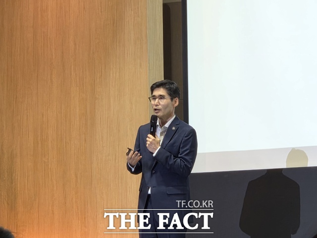 17일 여의도 콘래드 서울에서 최기영 앤트로픽 한국 대표가 앤트로픽이 서울 오피스 도입을 결정한 배경에 대해 설명하고 있다. /우지수 기자