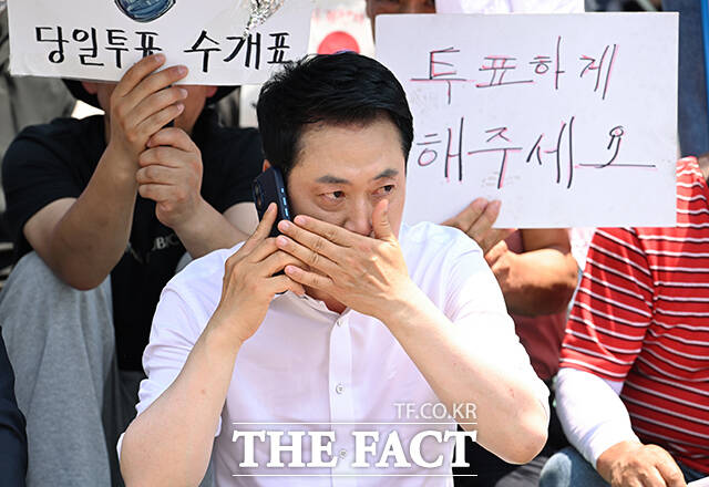 장동혁 국민의힘 대표가 전날 서울 송파구 올림픽공원 핸드볼경기장 앞에 자리를 잡고 앉아 있다. /박헌우 기자