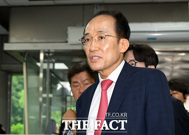내란 중요임무 종사 혐의로 기소된 추경호 대구시장 당선인이 17일 오전 서울 서초구 서울중앙지방법원에서 열린 1심 속행 공판에 출석하고 있다. /박헌우 기자